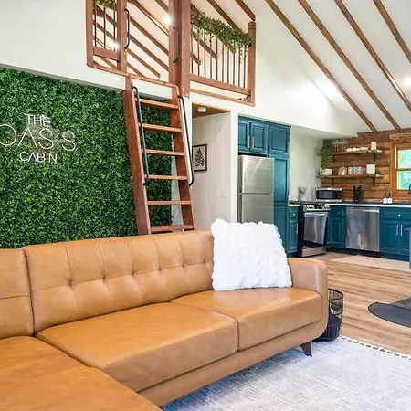 Luxury Getaway Cabin, Hot Tub, Sauna And More!